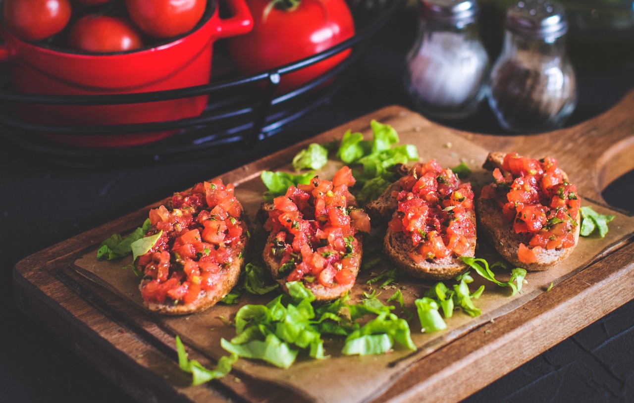 Letnja salata sa svežim paradajzom i pečenim paprikama